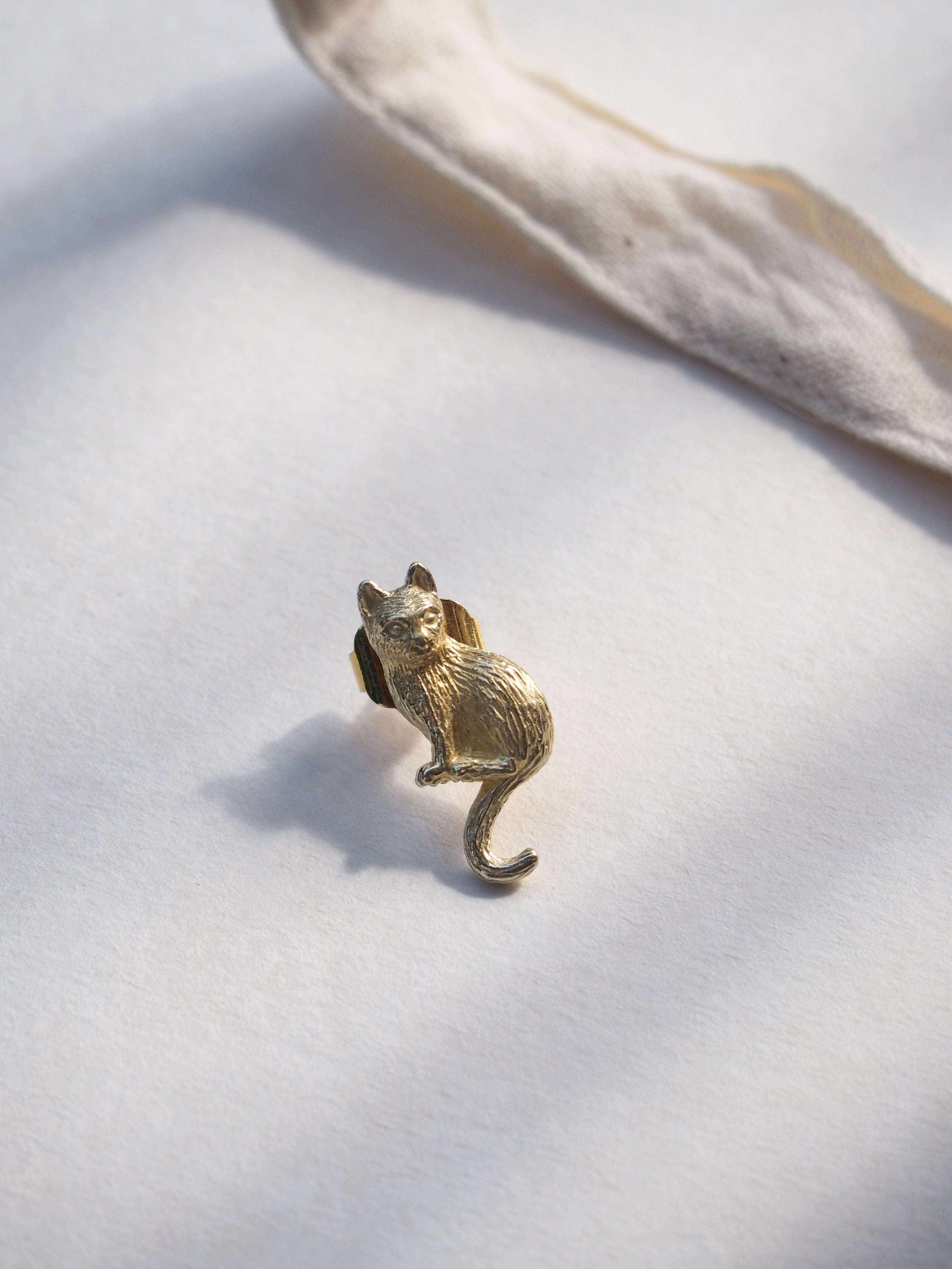 Murmur Sitting Cat One-side Earrings 925 Sterling Silver