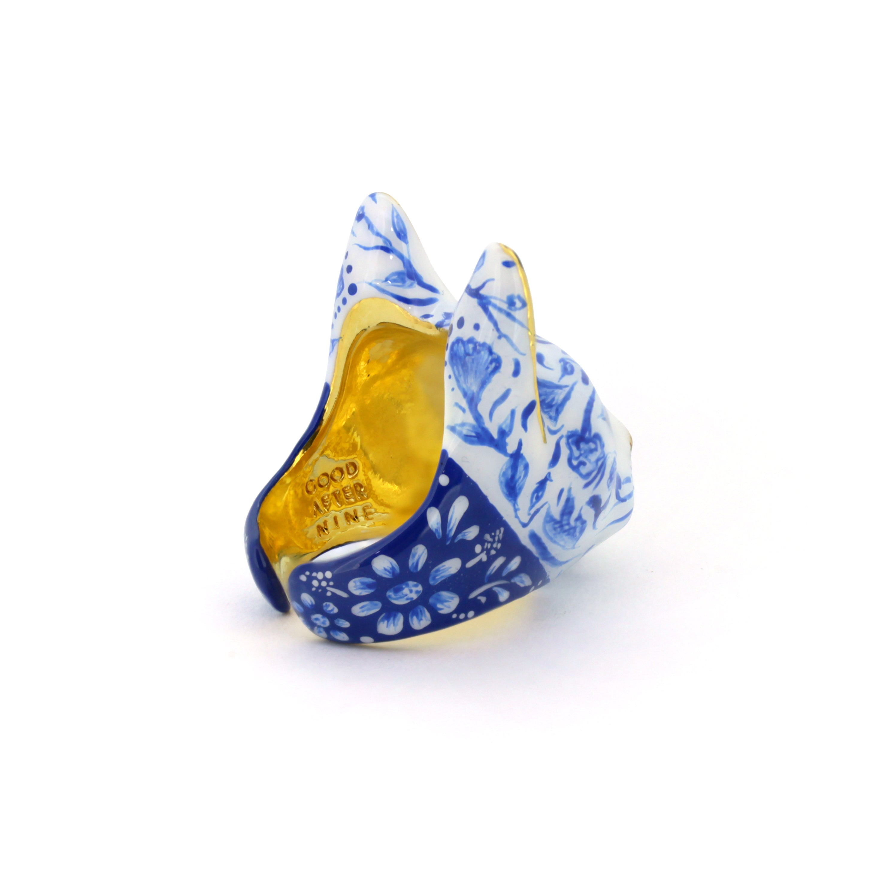 Stunning cat ring featuring detailed porcelain patterns, painted in blue and white pattern with gold accents, perfect for art collectors.