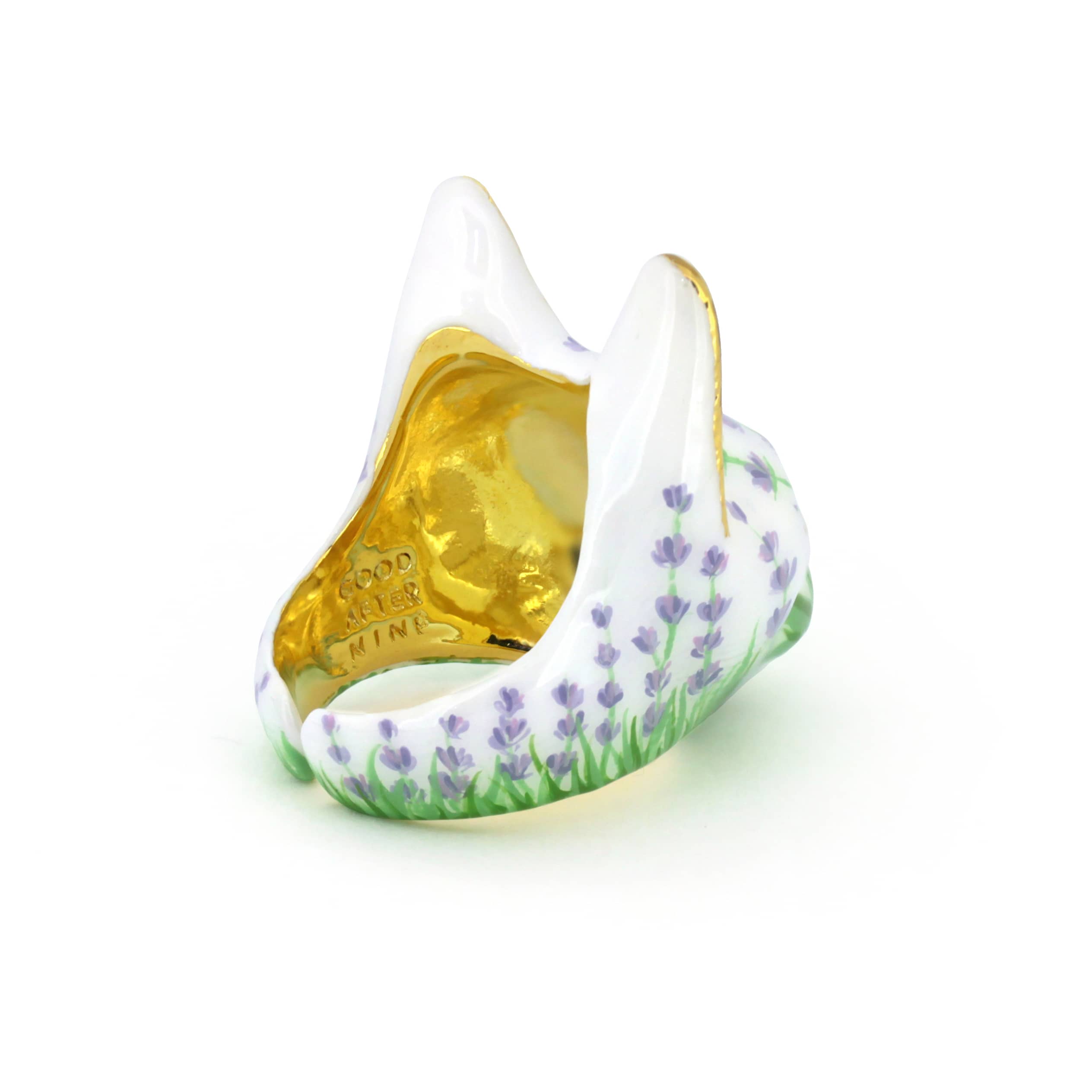 A handmade cat ring featuring a white base, lavender flowers, and striking blue eyes, perfect for cat lovers.