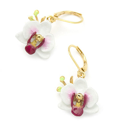 Beautiful floral earrings featuring white phalaen design, ideal for summer fashion.