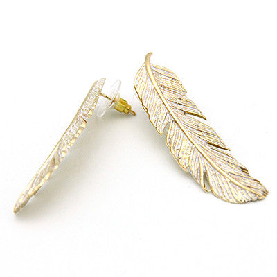Elegant golden earrings designed in the shape of feathers.
