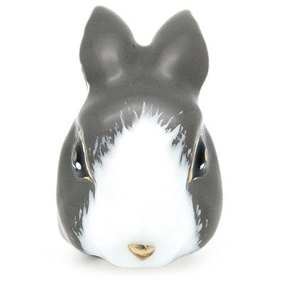 Adorable rabbit ring design for animal lovers.