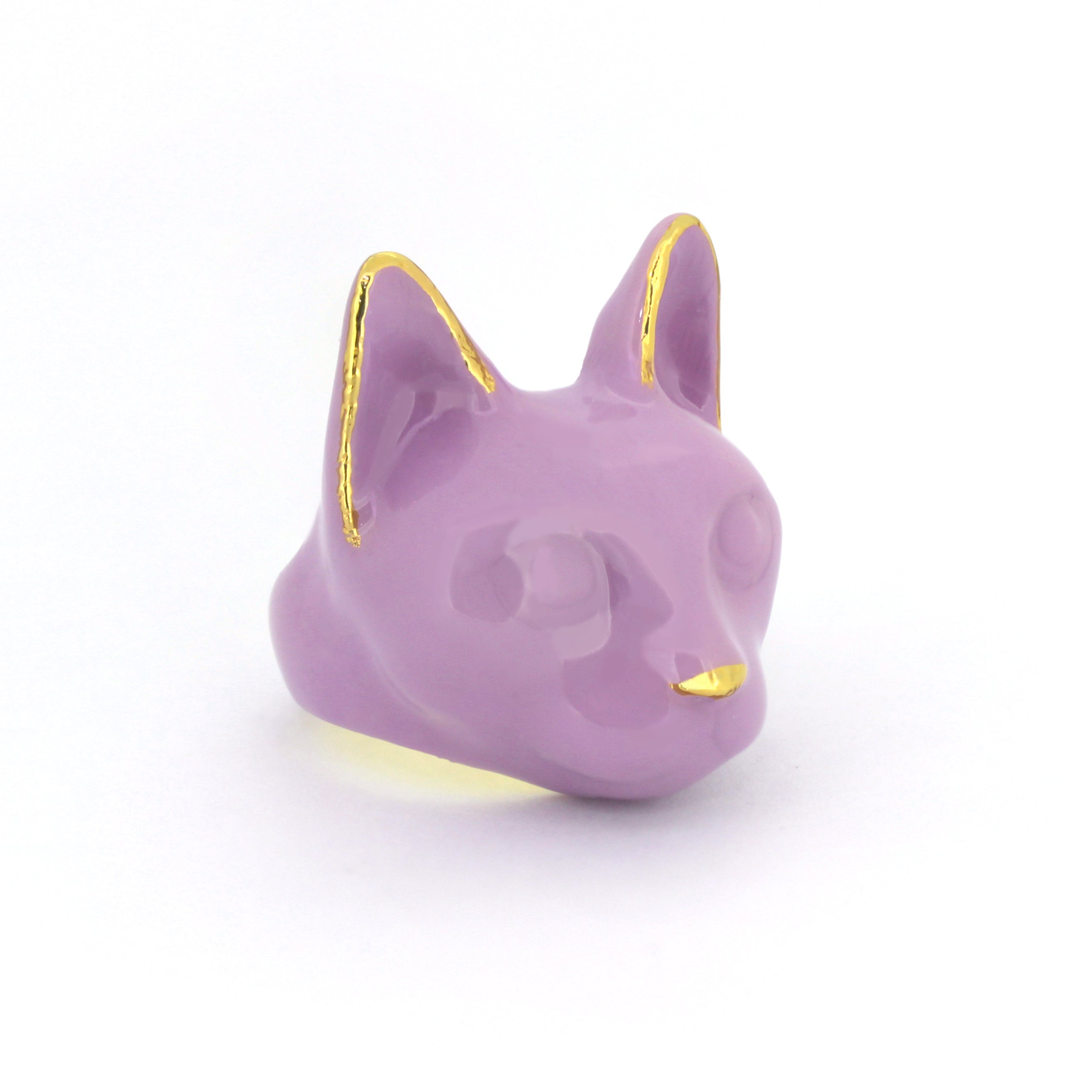 Adorable ring designed in the shape of a cat’s head, featuring a pastel color.
