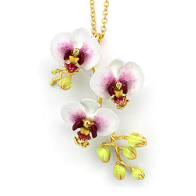 A gold necklace with three white flowers and golden accents pendant, perfect for summer fashion.