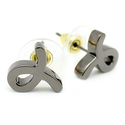 Minimal earrings featuring a unique script-style small "L" design.