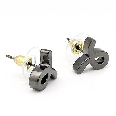 Minimal earrings featuring a unique script-style small "L" design.
