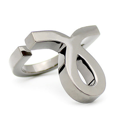 Minimal ring with modern design, showcasing a script-style small "L" design.