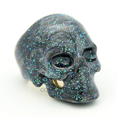 Dark fantasy skull ring featuring a glittery details