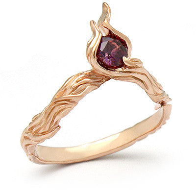 Beautiful ring in rose gold with a flame shape and a gemstone centerpiece.